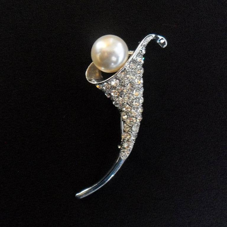original_lily-diamante-and-pearl-brooch 50 Wonderful & Fascinating Pearl Brooches