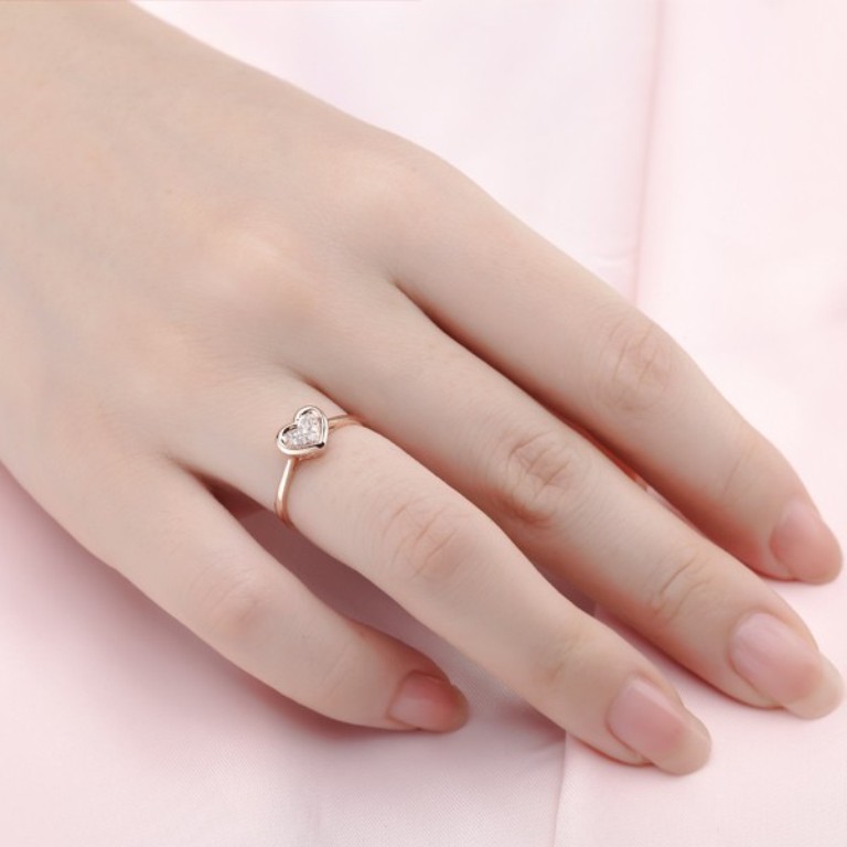 stunning-heart-shape-diamond-engagement-ring-on-18ct-rose-gold