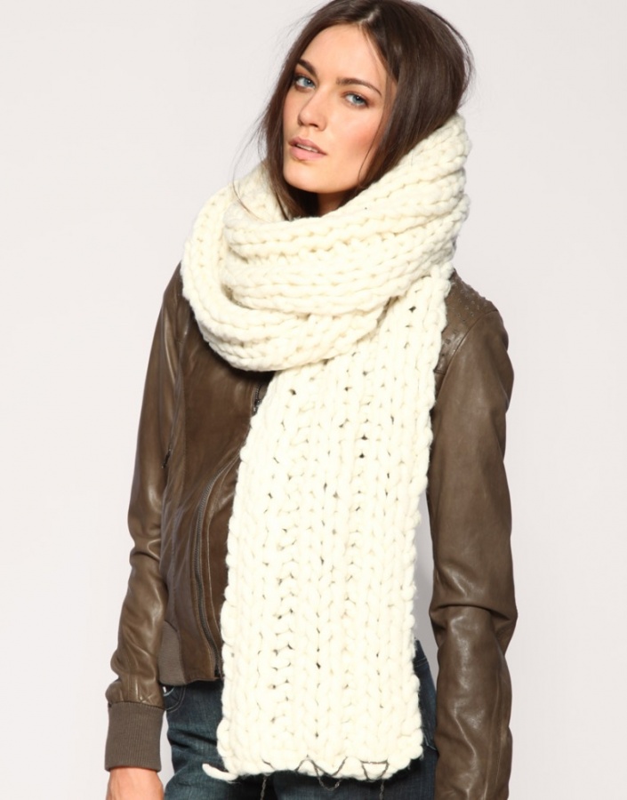 Chunky-Knit-Scarf 10 Elegant Scarf Trend Forecast for Fall & Winter 2020