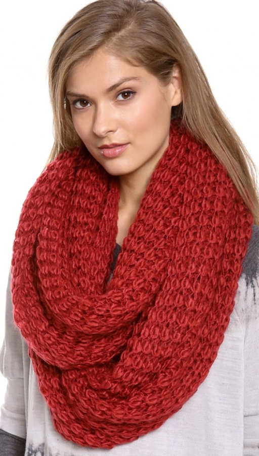 paula-bianco-chunky-knit-wrap-scarf 10 Elegant Scarf Trend Forecast for Fall & Winter 2020