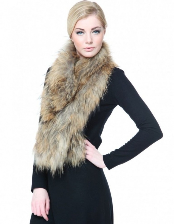 thick-fur-scarf-689131-483455_image 10 Elegant Scarf Trend Forecast for Fall & Winter 2020