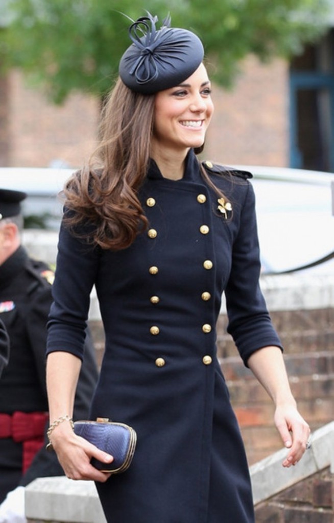 Kate-Middleton-in-Fashion-Women-Clutches-Bags-by-Anya-Hindmarch-Military-Style-575x900