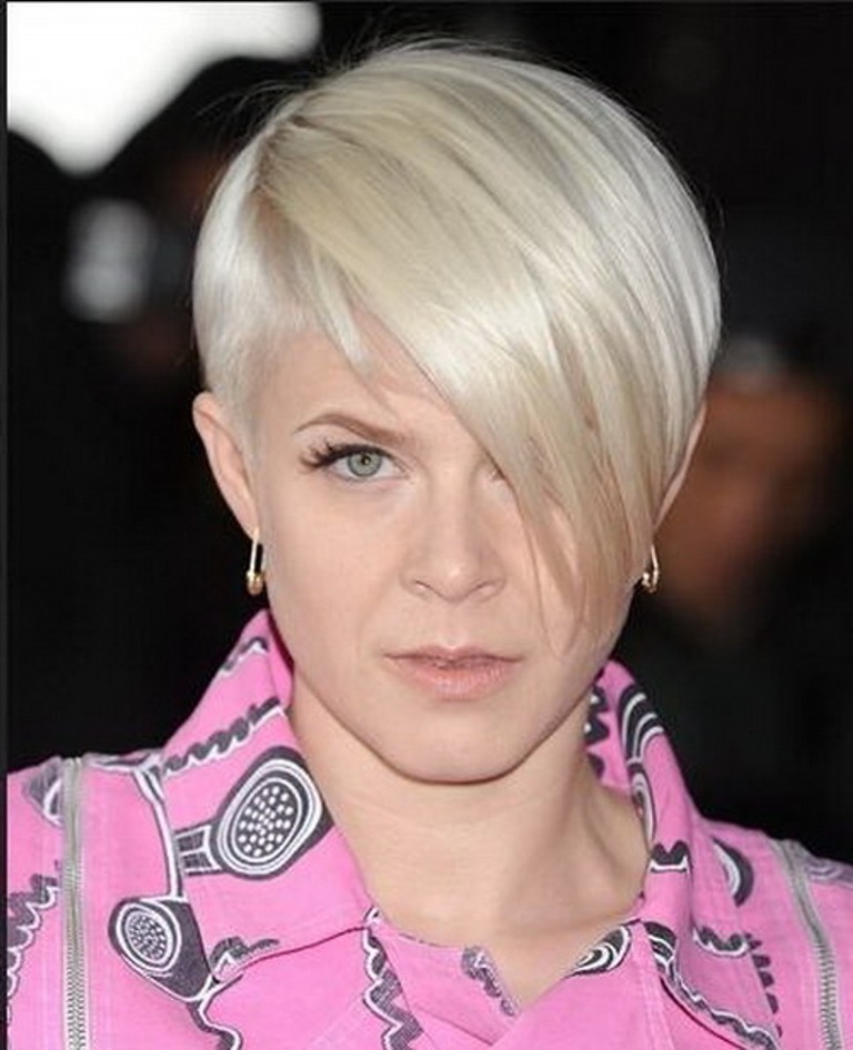 Short hairstyles for round faces mature women