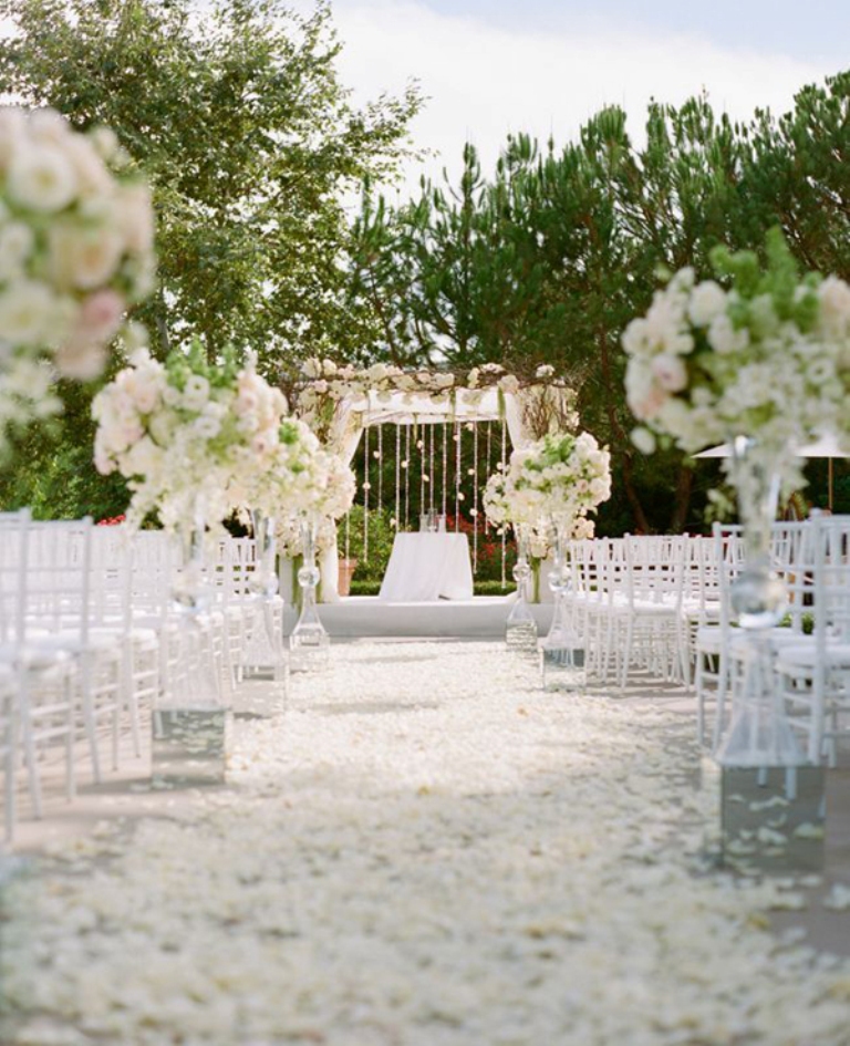 beautiful-outdoor-wedding-venue-decor-4