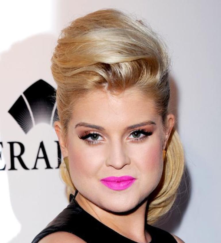 celebrity-makeup-trend-ss-2011-hot-pink-lips-L-muwR1R