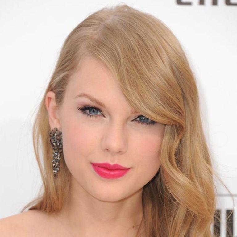 how-to-wear-bright-lipstick-colors-2