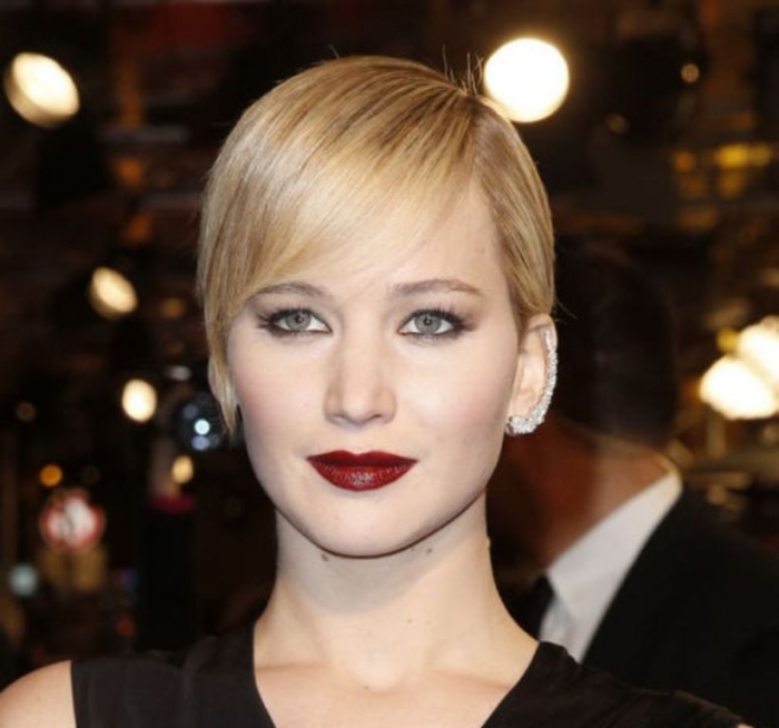 jennifer-lawrence-smoky-eyes-dark-lipstick-hunger-games-catching-fire-paris-h724