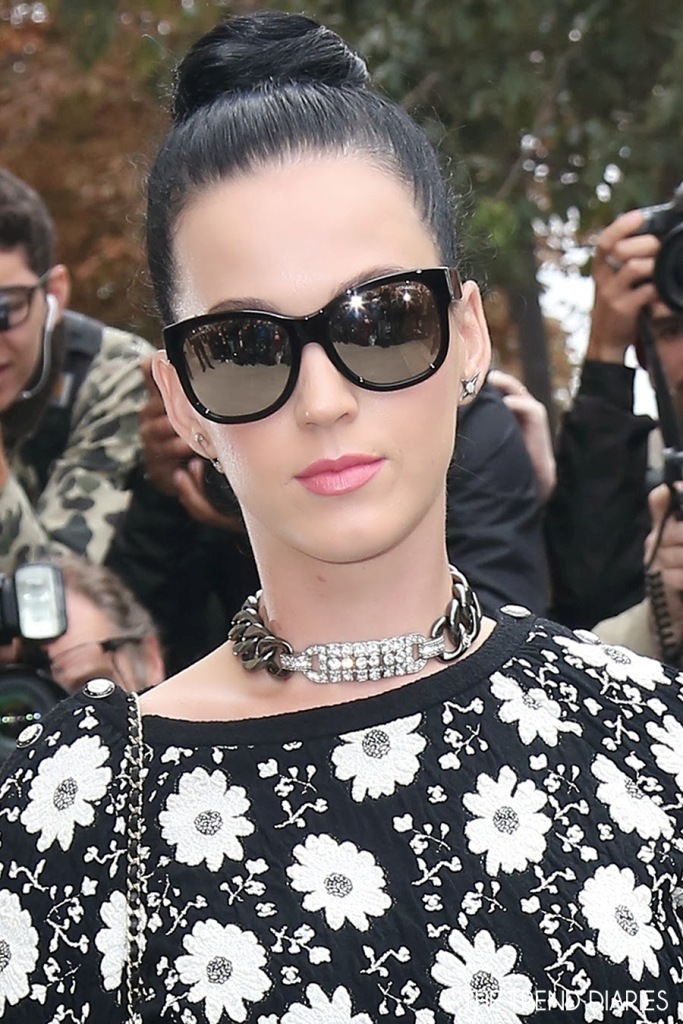 20+ Hottest Necklace Trends Coming for Summer 24 katy-perry-style-chanel-fashion-show-paris-fashion-week-sunglasses-chain-necklace-bun-hair