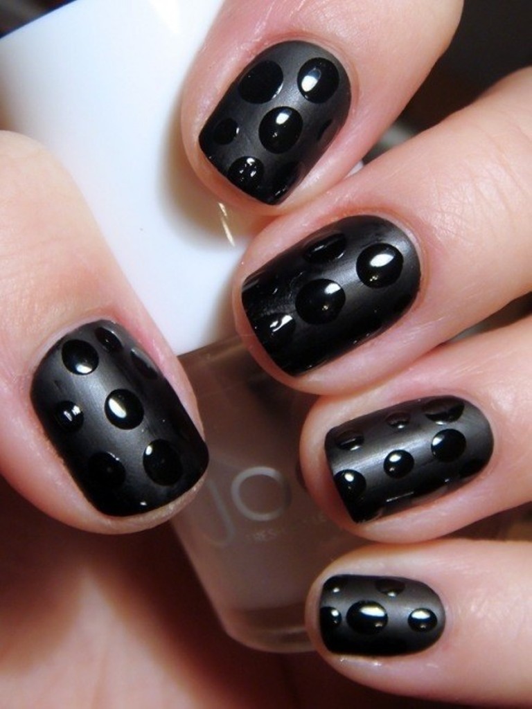 polka-dot-black-nails