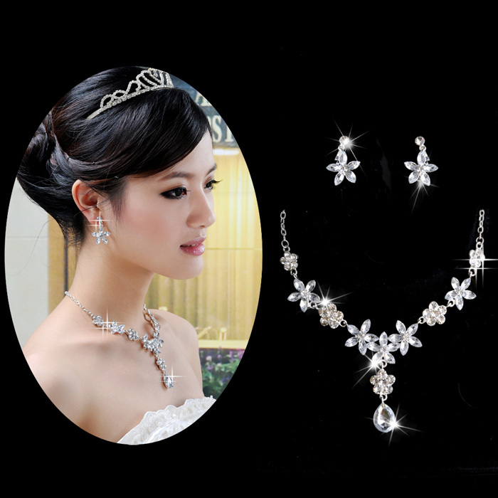 Bridal-accessories-beautiful-wedding-font-b-jewellery-b-font-the-bride-necklace-rhinestone-necklace-font-b 25 Unique Necklaces For The Bridal Jewelry