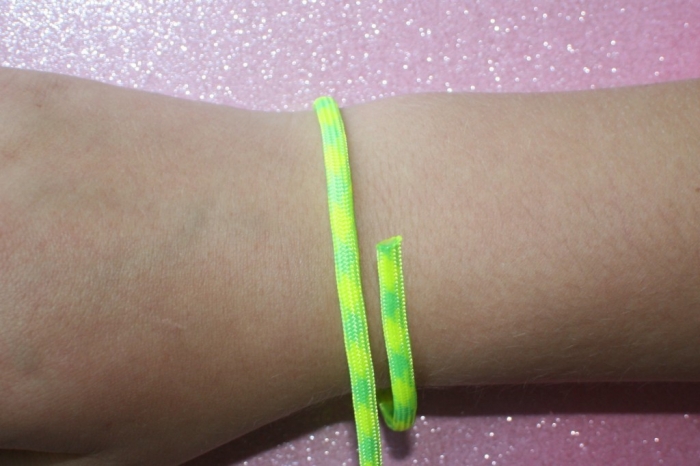 How-to-make-a-paracord-bracelet-step-1