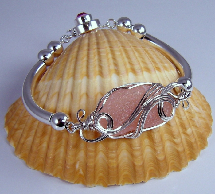 25 Pieces of Elegant & Fashionable Glass Jewelry 8 pinkbangle