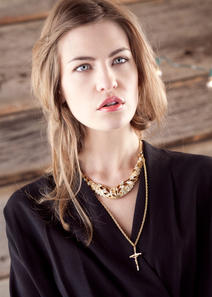 Look Fashionable by Layering Your Jewelry 23 Golden-Girl1