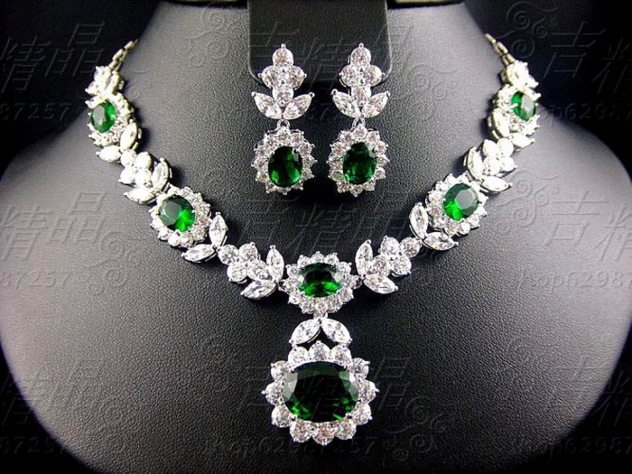 How to Choose Bridal Jewelry for Enhancing Your Beauty 19 Green-and-Emerald-bridal-jewelry-16