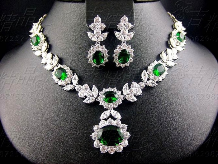 Green-and-Emerald-bridal-jewelry-16 How to Choose Bridal Jewelry for Enhancing Your Beauty