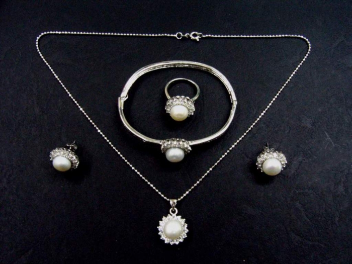 How to Take Care of Your Pearl Jewelry 9 Pearl_Jewelry_Set