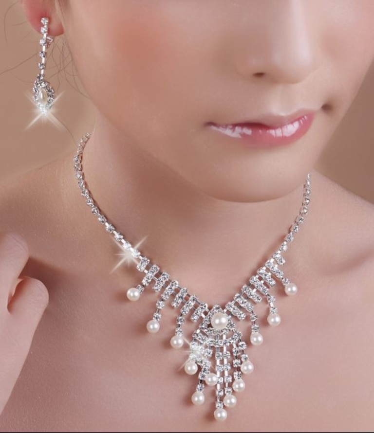 How to Choose Bridal Jewelry for Enhancing Your Beauty 26 SuperCheapWeddingPartyJewelryAlloyClearPearlWhiteTwo-PieceRhinestoneImitationPearlJewelrySetsDesignsLS49167-0