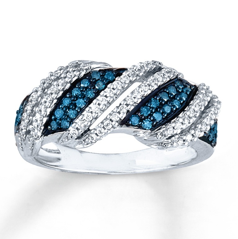 blue-diamond-rings-in-white-gold White & Yellow Gold, Which One Is the Best?
