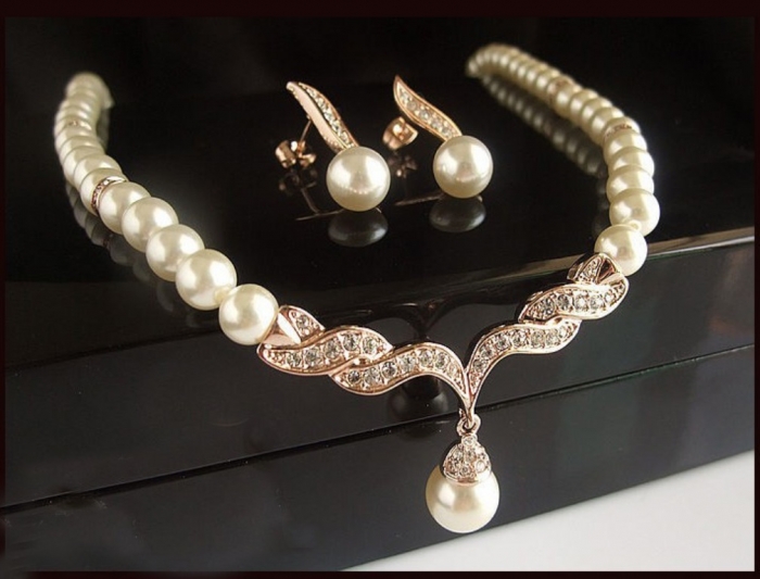 How to Choose the Right Wedding Jewelry for Your Bridesmaids 11 gold_plated_pearl_rhinestones_bridal_set_1