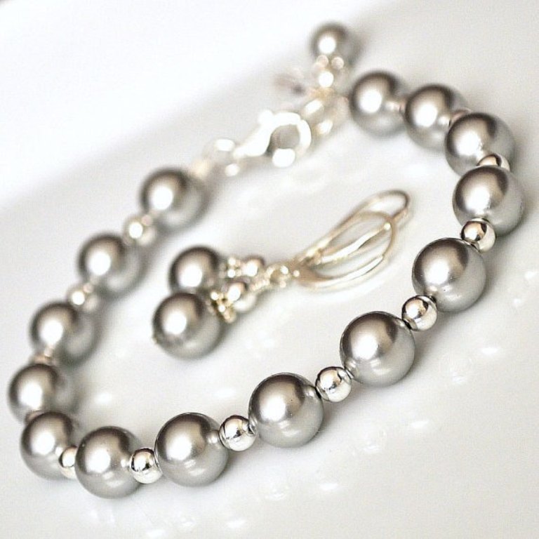 How to Choose the Right Wedding Jewelry for Your Bridesmaids