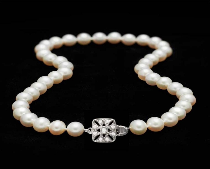 Pearl necklace with diamond box clasp
