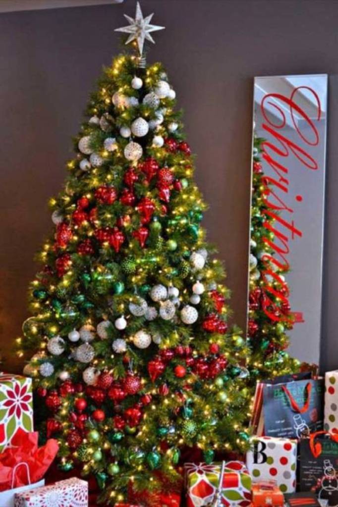 christmas-tree-2014-decorating-trends-tdjtakia 24 Latest & Hottest Christmas Trends for 2022