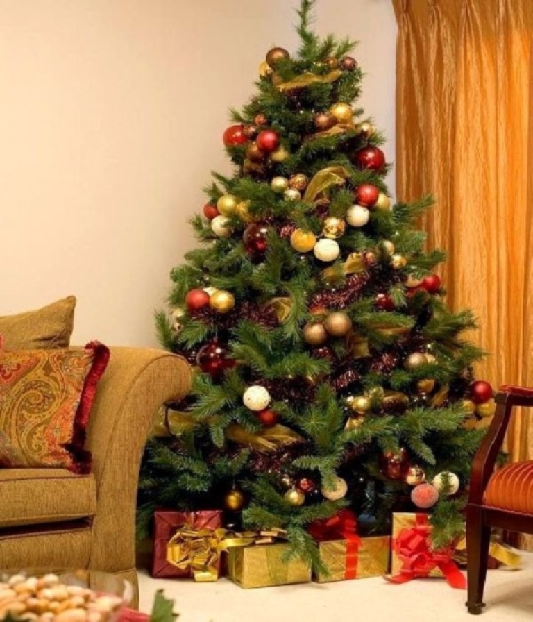 decorating-christmas-tree-burlap__ 24 Latest & Hottest Christmas Trends for 2022