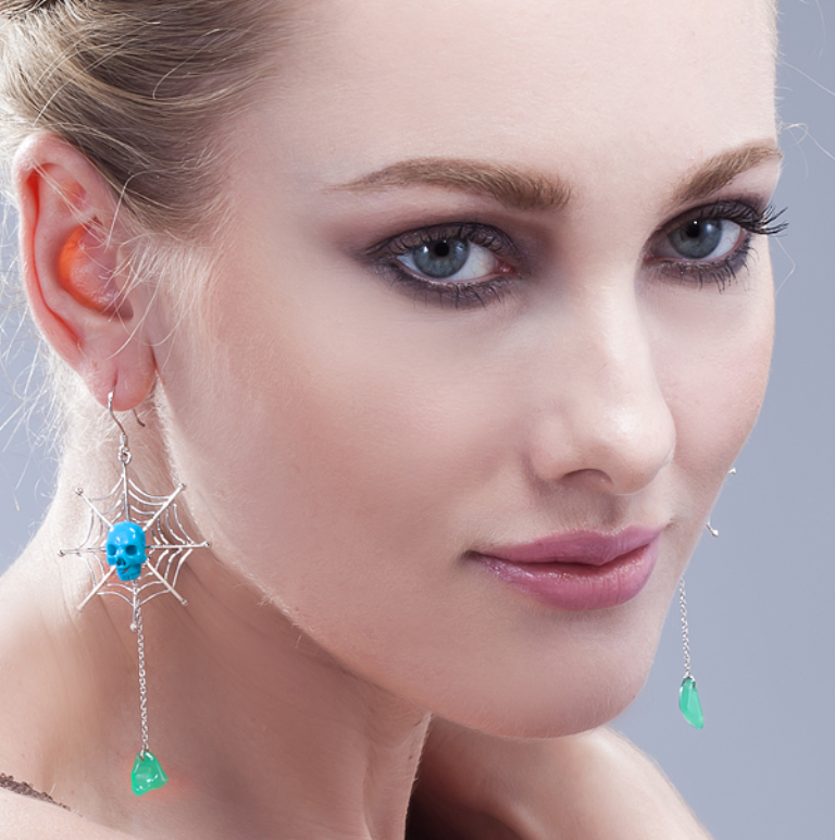 Skull Jewelry for Both Men & Women 29 lady-wearing-skull-earrings