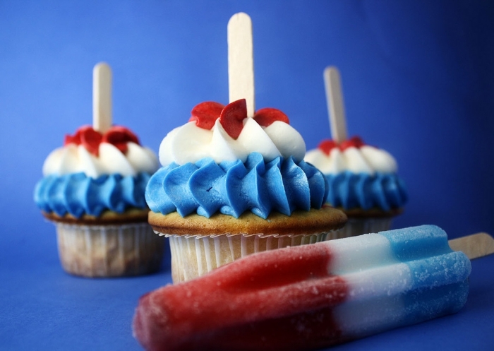 red-white-and-blue-cupcakes Memorial Day 2018 Party Ideas ... [UPDATED]