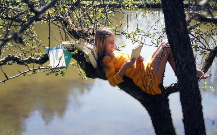 Girl-Read-on-Tree
