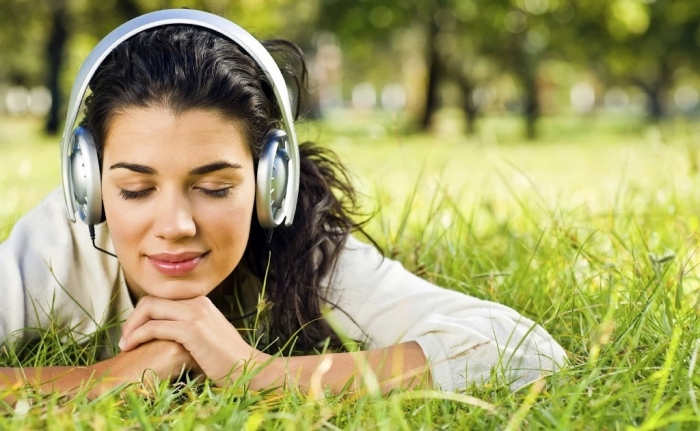 girl-with-headphones-in-Park-wallpaper
