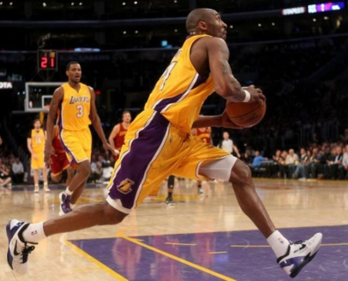 Pay attention to your steps before jumping Kobe Bryant power step before jumping at the hoop