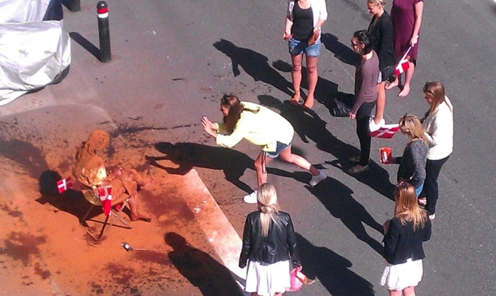 Top 15 Strangest Traditions & Customs People Have 12 Top 15 Strangest Traditions & Habits People Have (11)