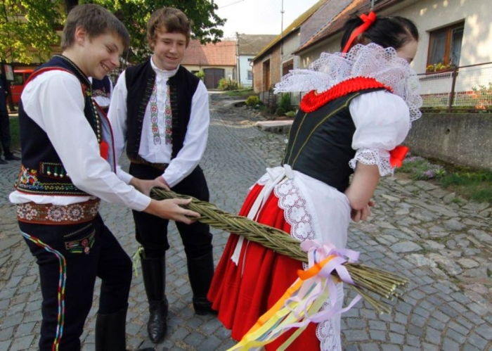 Top 15 Strangest Traditions & Customs People Have 3 Top 15 Strangest Traditions & Habits People Have (2)