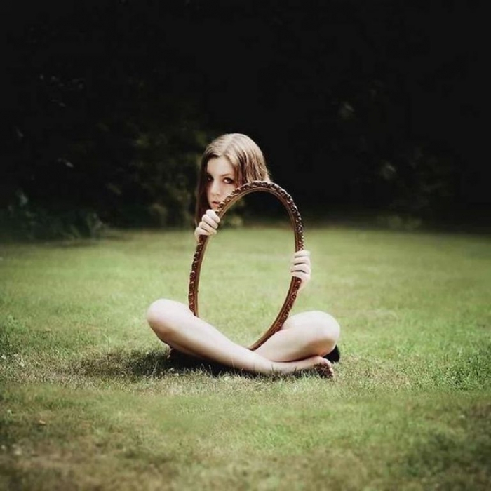 Mirror illusion "Can you see the girl? 