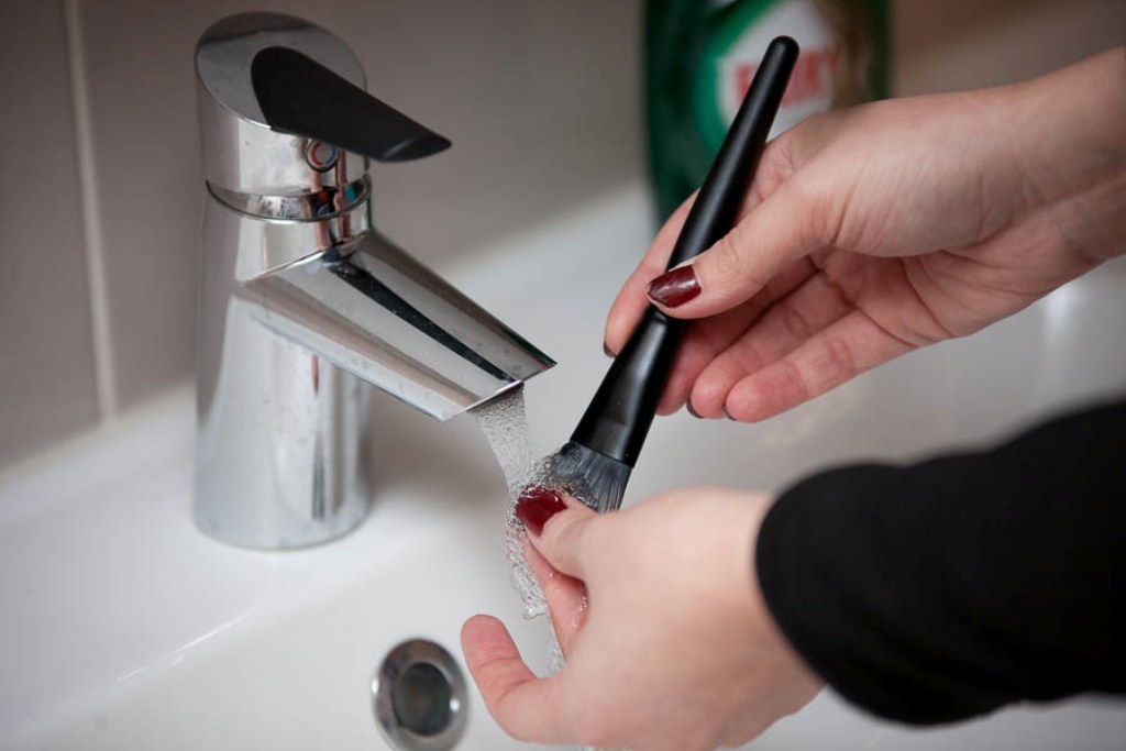 How Can I Clean My Make-up Brushes? 11 How Can I Clean My Make-up Brushes (10)
