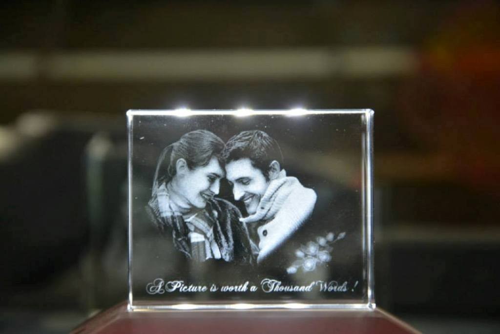 49 Most Fabulous 3D Portraits in Glass 23 3D Portraits in Glass (21)