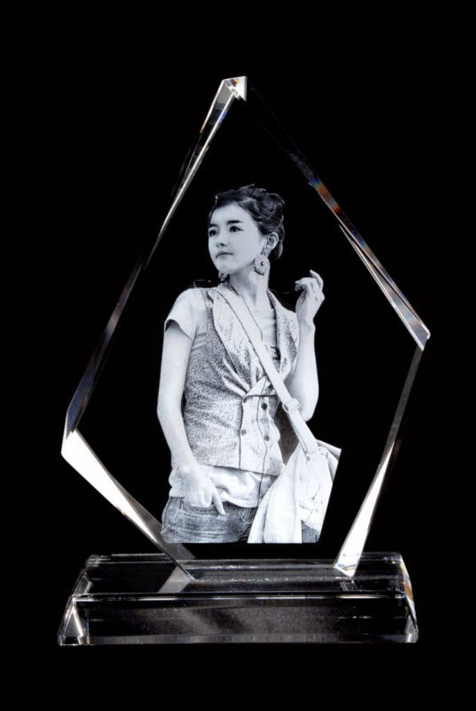 49 Most Fabulous 3D Portraits in Glass 37 3D Portraits in Glass (35)
