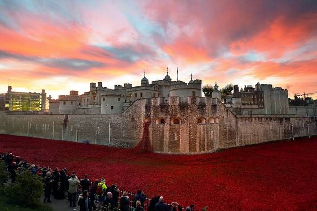 888246-Breathtaking-Poppies-Make-the-Tower-of-London-More-Stunning-91 888,246 Breathtaking Poppies Make the Tower of London More Stunning