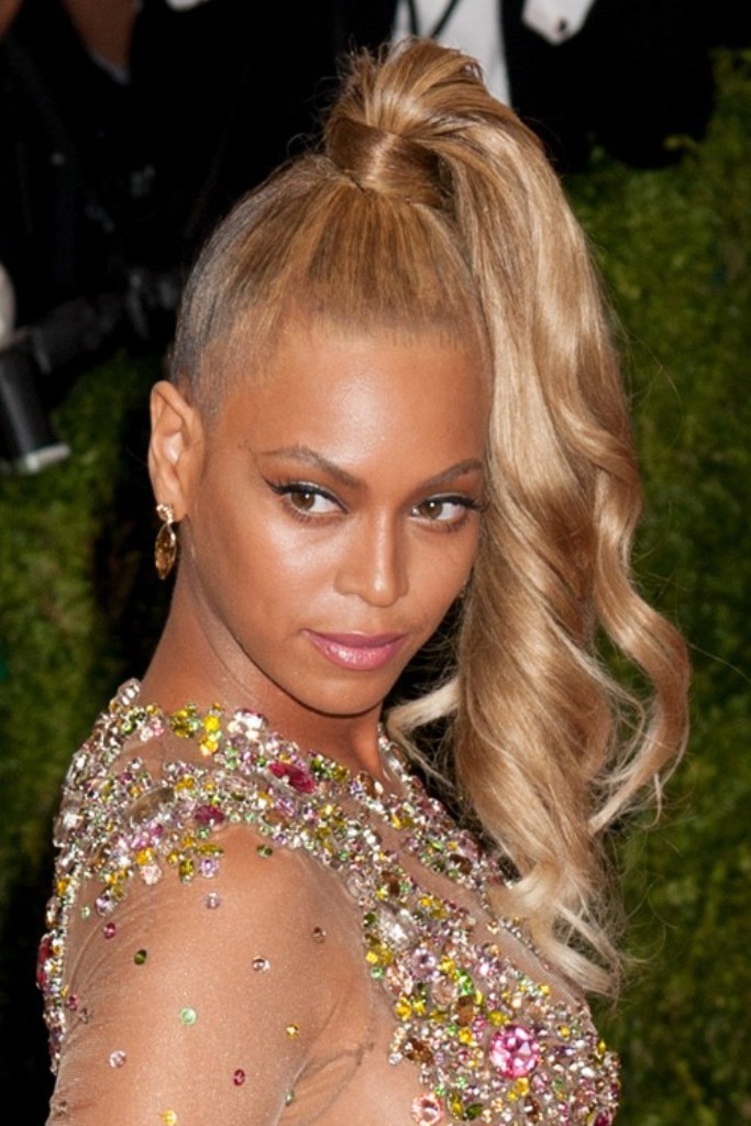 Beyoncé with her super high ponytail. It is really too high. 