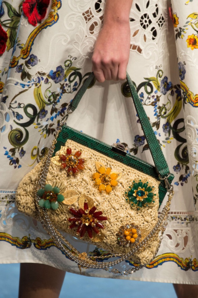 chains-11 75 Hottest Handbag Trends for Women in 2020