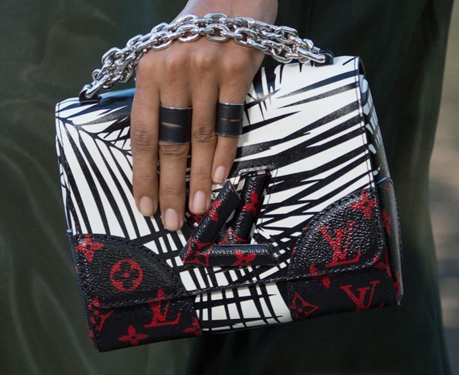 chains-12 75 Hottest Handbag Trends for Women in 2020
