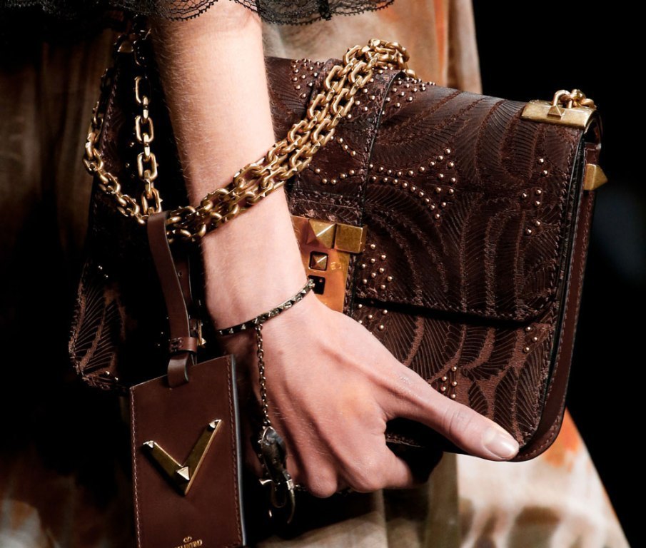 chains-19 75 Hottest Handbag Trends for Women in 2020