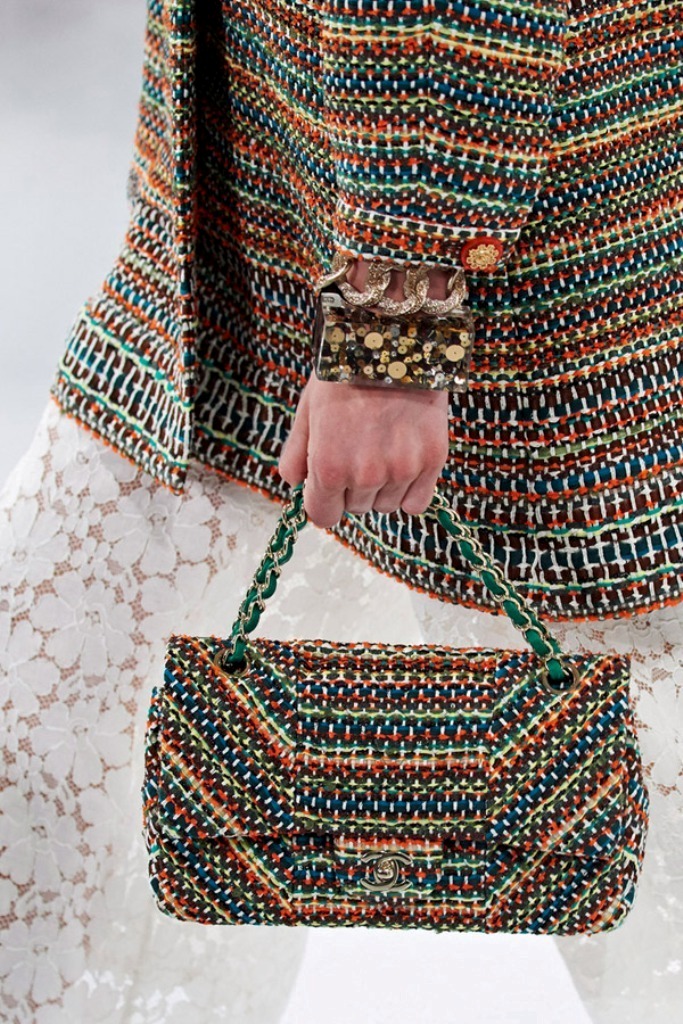 chains-3 75 Hottest Handbag Trends for Women in 2020