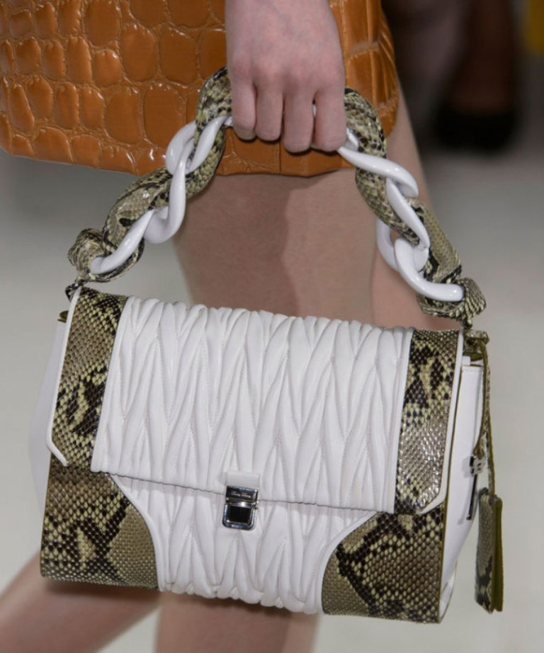 chains-6 75 Hottest Handbag Trends for Women in 2020