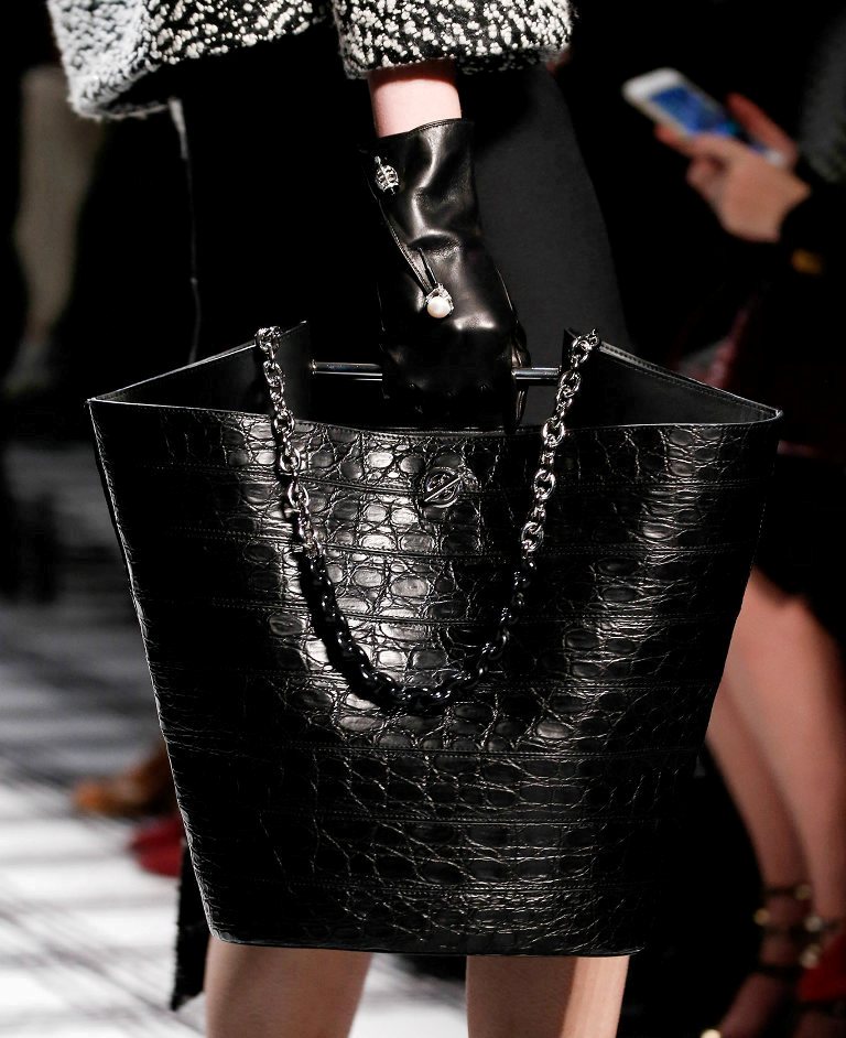 chains 75 Hottest Handbag Trends for Women in 2020