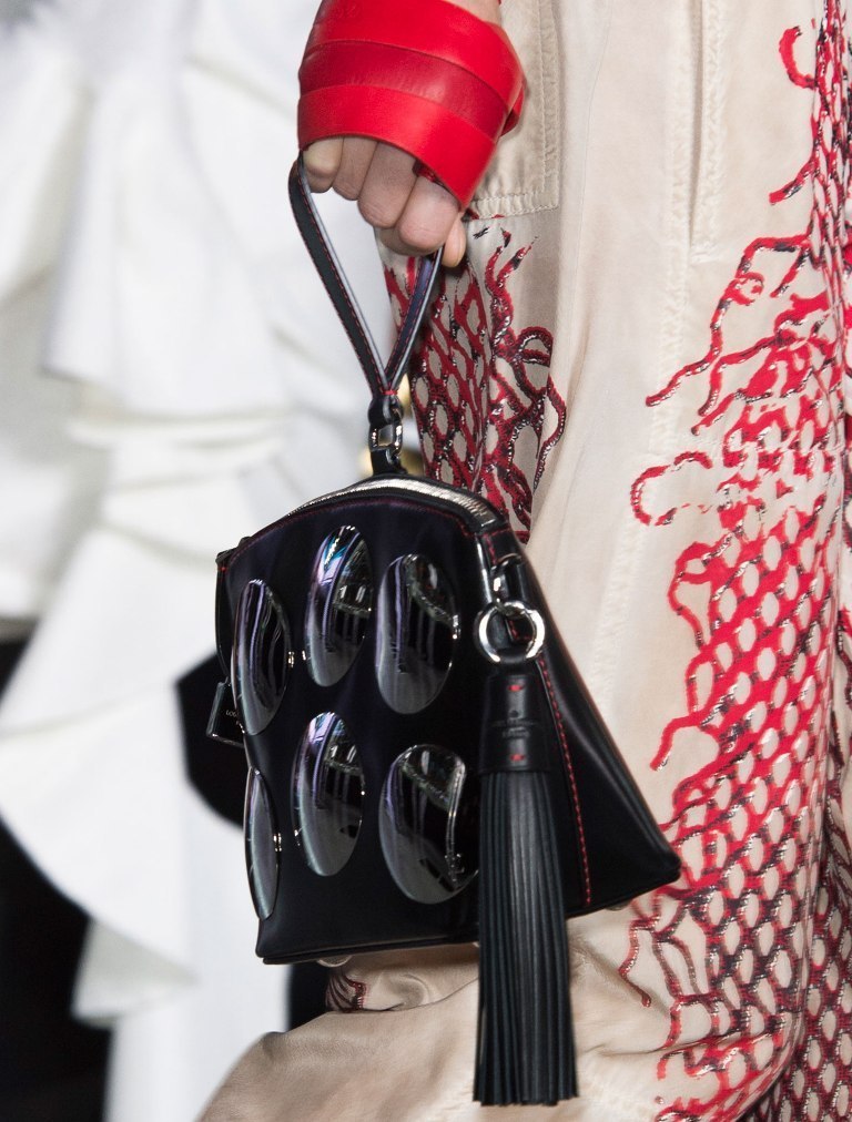 several-ways-for-carrying-bags-11 75 Hottest Handbag Trends for Women in 2020