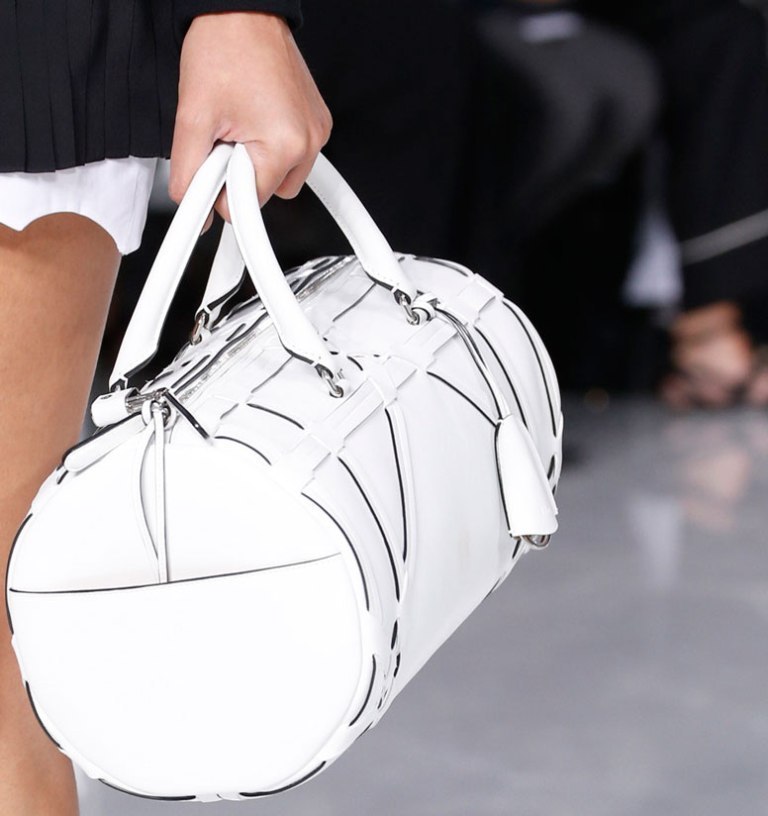 several-ways-for-carrying-bags-17 75 Hottest Handbag Trends for Women in 2020