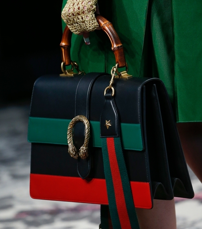 several-ways-for-carrying-bags-2 75 Hottest Handbag Trends for Women in 2020