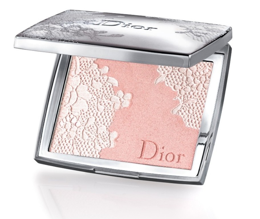 makeup-1 22 Dazzling Valentine's Day Gifts for Women